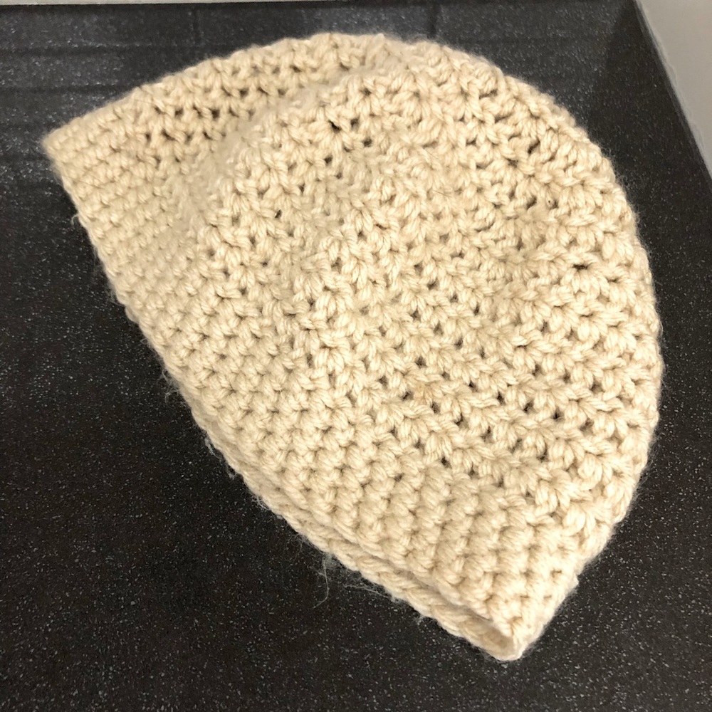 😎Hand crocheted child’s toque